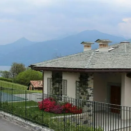Griante Sleeps 10 Pool Villa *