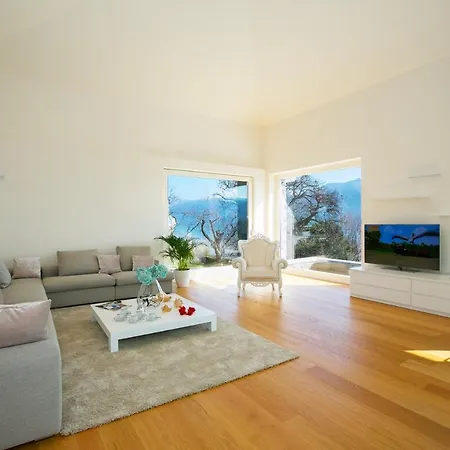 Griante Sleeps 10 Pool Villa