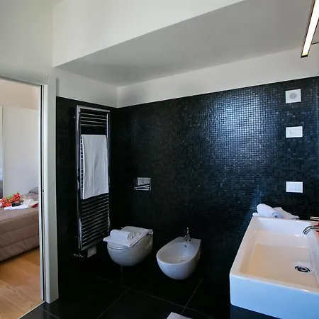 Griante Sleeps 10 Pool Villa