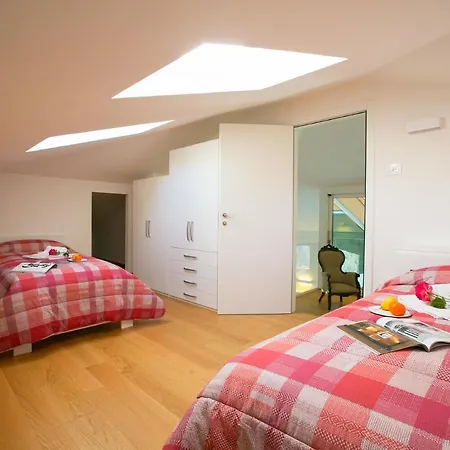 Griante Sleeps 10 Pool