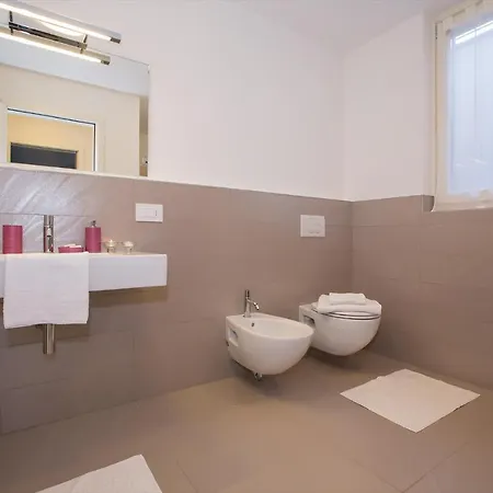 Griante Sleeps 10 Pool Villa