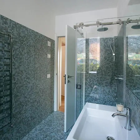 Griante Sleeps 10 Pool Cadenabbia